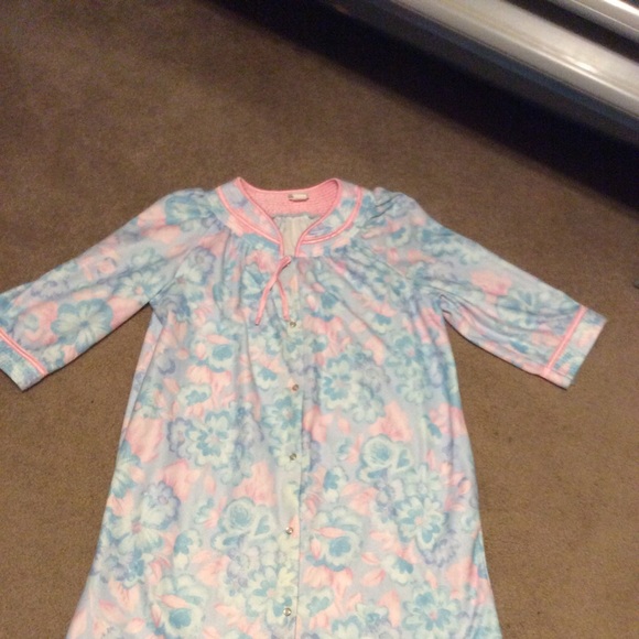 Intimate Moods size large robe - Picture 8 of 10